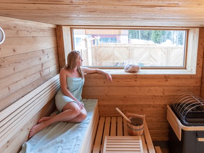 Hundehotel - Wellnessbereich - Sauna mit Blick in die umliegende Bergwelt - Almfrieden Hotel & Romantikchalet