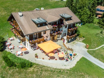 Hundehotel - Hundewiese: eingezäunt - Schweiz - Ruhig gelegen, mit viel Platz für 2- und Vierbeiner liegt das Hotel Gravas über dem Dorf Vella im Val Lumnezia - Hotel Gravas Lodge
