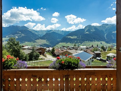 Hundehotel - Hundewiese: eingezäunt - Schweiz - Panorama vom Zimmerbalkon - Hotel Gravas Lodge