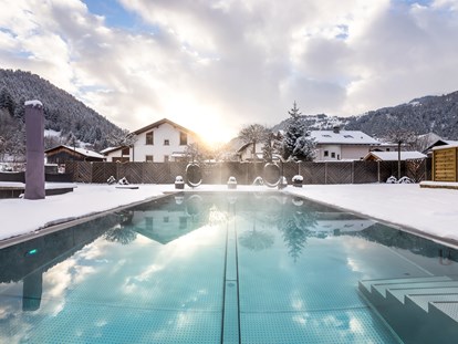 Hundehotel - Pools: Außenpool beheizt - Österreich - Auch im Winter kann der 30°C warme Außenpool genossen werdern - Hundehotel Riederhof
