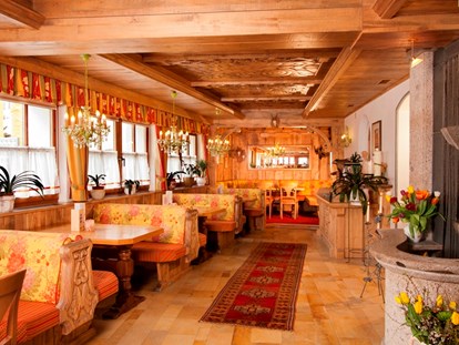 Hundehotel - Sauna - Österreich - Aufenthaltsraum und Hundespeisesaal - Hotel Bergfrieden Fiss in Tirol