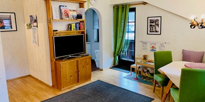 Hundehotel - Garmisch-Partenkirchen - Wohnzimmer Appartement Azalea mit Balkon, TV, WLAN & DVD Player - Appartement Azalea