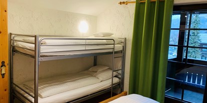 Hundehotel - Garmisch-Partenkirchen - Schlafzimmer mit Doppelbett & Etagenbett Appartement Azalea - Appartement Azalea