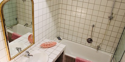 Hundehotel - Garmisch-Partenkirchen - Badezimmer Appartement Azalea mit Badewanne und Waschbecken - Appartement Azalea