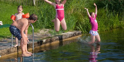 Hundehotel - Pools: Schwimmteich - Bayern - Naturbadeteich mit Sprungbrett, Rutsche, Surfbrettern, Kanus - Seimehof