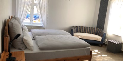 Hundehotel - Pellworm - Unser Doppelzimmer, bestehend aus zwei zusammen geschobenen Einzelbetten. - Hotel - Pension „ALTES PASTORAT“