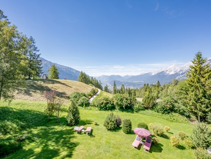 Hundehotel - Umgebungsschwerpunkt: Berg - Panoramagarten mit Liegewiese vor einer prachtvollen Bergkulisse - Inntalerhof - DAS Panoramahotel