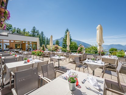 Hundehotel - Garmisch-Partenkirchen - Die Sonnenterrasse mit herrlichem Panoramablick, eine Augenweide schon zum Frühstück im Sommer draußen - Inntalerhof - DAS Panoramahotel