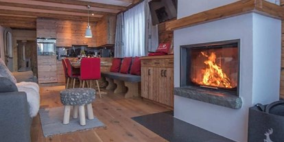 Hundehotel - Unterkunftsart: Chalets - Österreich - Wohnzimmer mit Kamin - Braito 's Seaside Lodges und Suites