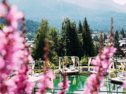 Hundehotel - Hallenbad - Naturbadeteich Sommer - Alpin Resort Sacher