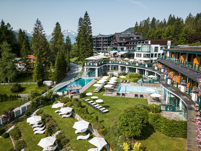 Hundehotel - Pools: Schwimmteich - Österreich - Sommeransicht Hotel - Alpin Resort Sacher