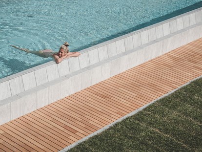 Hundehotel - Pools: Außenpool beheizt - Italien - 25-Meter-Infinity-Pool - HIRBEN Naturlaub