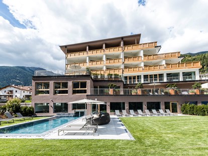 Hundehotel - Pools: Außenpool beheizt - Italien - Blick auf das Hotel - Tuberis Nature & Spa Resort