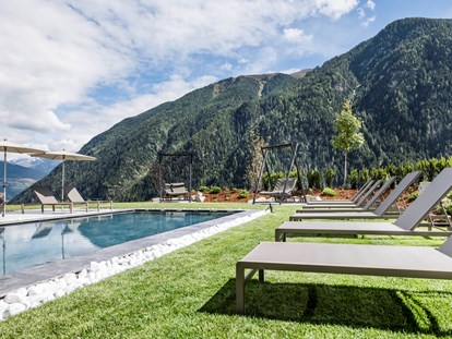 Hundehotel - Verpflegung: Halbpension - Trentino-Südtirol - Pool mit Liegewiese - Tuberis Nature & Spa Resort