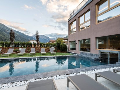 Hundehotel - Ladestation Elektroauto - Trentino-Südtirol - Pool mit ausreichend Liegen - Tuberis Nature & Spa Resort