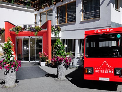 Hundehotel - Unterkunftsart: Hotel - Schweiz - Eingang Sommer - Hotel Simi