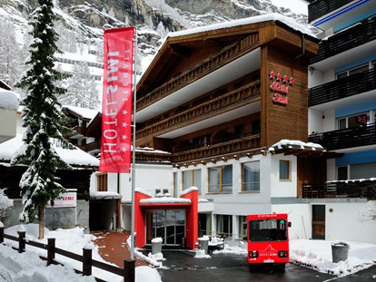 Hundehotel - WLAN - Schweiz - Eingang Winter - Hotel Simi