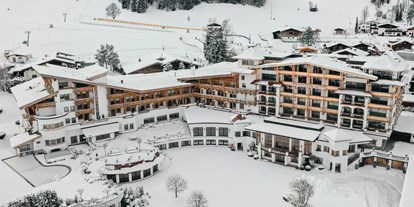 Hundehotel - Pools: Innenpool - Tiroler Unterland - Außenansicht Winter - Sporthotel Ellmau