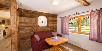 Hundehotel - Unterkunftsart: Chalet - Wohnraum mit Couch im Birnbaum Chalet Frauenkogel - Birnbaum Chalets