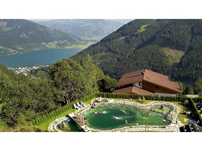 Hundehotel - Unterkunftsart: Chalets - Österreich - Bio Schwimmteich mit herrlichen Blick auf den Zeller See und die umliegende Bergkulisse - Berghotel Jaga Alm 