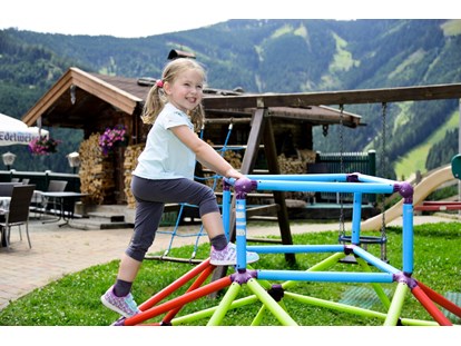 Hundehotel - Unterkunftsart: Chalets - Pinzgau - Kinderspielplatz neben der Sonnenterrasse des Restaurants - Berghotel Jaga Alm 