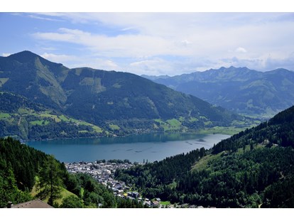 Hundehotel - Preisniveau: moderat - Pinzgau - Aussicht vom Hotel auf den Zeller See und die umliegenden Berge  - Berghotel Jaga Alm 