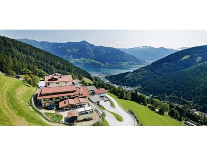 Hundehotel - Umgebungsschwerpunkt: See - Pinzgau - Lage Hotel mit Aussicht auf den See - Berghotel Jaga Alm 
