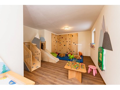 Hundehotel - Flachau - Spielraum für Kinder
Kletterwand, Spielcomputer, Kletterturm etc. - Berghotel Jaga Alm 