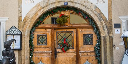 Hundehotel - Schweiz - Mit oder ohne Schnee ist unser Haus in der Dorfmitte kaum zu übersehen. Ein originelles Engadinerhaus aus dem Jahre 1500.  - Hotel Klarer