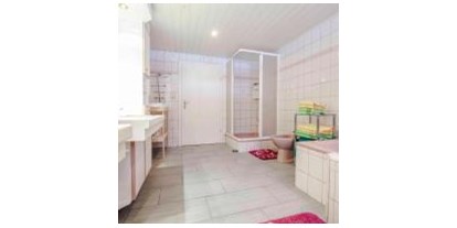 Hundehotel - Unterkunftsart: Pension - Ramsau am Dachstein - Großes Badezimmer mit Doppelwaschtisch, Badewanne, Dusche und BD  - Haus Tauplitz