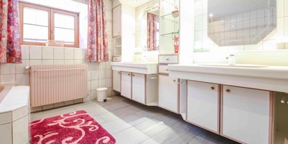 Hundehotel - Unterkunftsart: Pension - Ramsau am Dachstein - Großes Badezimmer mit Doppelwaschtisch, Badewanne, Dusche und BD  - Haus Tauplitz