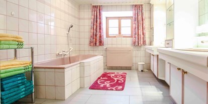 Hundehotel - Unterkunftsart: Pension - Steiermark - Großes Badezimmer mit Doppelwaschtisch, Badewanne, Dusche und BD  - Haus Tauplitz