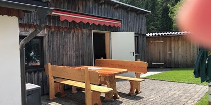 Hundehotel - Unterkunftsart: Pension - Ramsau am Dachstein - Großer eingezäunter Garten mit viel Sitz- und Liegemöglichkeit  - Haus Tauplitz