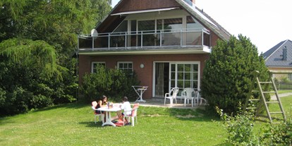Hundehotel - Sitzplatz im Garten - Ferienhaus Wiesenblick Gartenansicht - Ferienhaus Wiesenblick