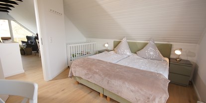 Hundehotel - Balkon - Schlafzimmer mit Babybett OG - Ferienhaus Wiesenblick