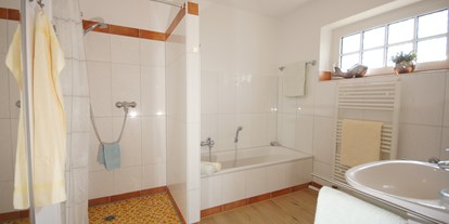 Hundehotel - Pool beheizt - Badezimmer mit Dusche und Badewanne EG - Ferienhaus Wiesenblick