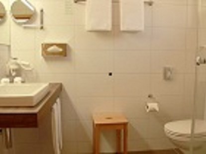 Hundehotel - Hundewiese: nicht eingezäunt - Schweiz - Badezimmer in allen Zimmer - Chalet-Gafri BnB - traditionelle Frühstückspension 