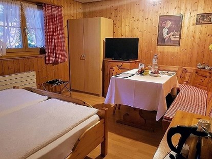 Hundehotel - Unterkunftsart: Hotel - Schweiz - Das kleine Doppelzimmer im Nebenhaus - Chalet-Gafri BnB - traditionelle Frühstückspension 