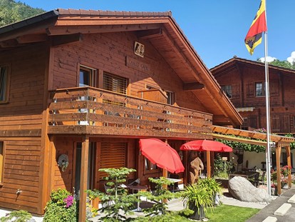 Hundehotel - Umgebungsschwerpunkt: Berg - Schweiz - Aussenansicht im Sommer - Chalet-Gafri BnB - traditionelle Frühstückspension 