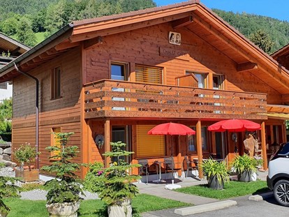 Hundehotel - Unterkunftsart: Hotel - Schweiz - Aussenansicht - Chalet-Gafri BnB - traditionelle Frühstückspension 