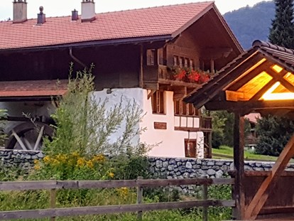 Hundehotel - Hundewiese: nicht eingezäunt - Schweiz - nahe gelegen, die Alte Mühle mit Dorfmuseum - Chalet-Gafri BnB - traditionelle Frühstückspension 