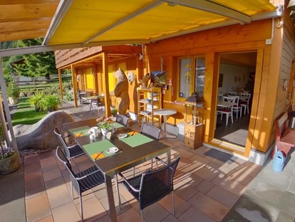 Hundehotel - Unterkunftsart: Hotel - Schweiz - Gedeckte Terrasse - tolles Frühstück auf drassen im Sommer - Chalet-Gafri BnB - traditionelle Frühstückspension 
