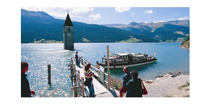 Hundehotel - Hundewiese: nicht eingezäunt - Trentino-Südtirol - Kirchturm im Reschensee im Sommer - Ausflugsfahrt mit der MS Hubertus - Hotel Reschnerhof