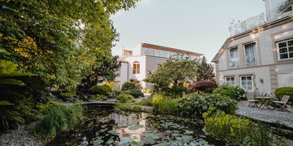 Hundehotel - Pools: Schwimmteich - Österreich - Das Garten-Hotel Ochensberger ist eine echte grüne Oase mitten in der Oststeiermark - üppige  Natur und viel Freiraum auf über 7500m² versprechen eine naturnahe Auszeit - Garten-Hotel Ochensberger