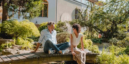 Hundehotel - Hallenbad - Steiermark - Viele lauschige Plätze laden zum Energietanken und Natur-Genießen ein - Garten-Hotel Ochensberger