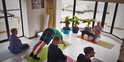 Hundehotel - Portugal - Lichtdurchflutete Gemeinschaftsräume laden z.B. zu einer entspannenden Yoga Session ein. - Slide Surfcamp