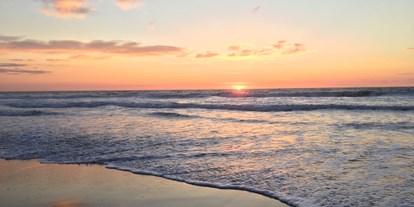 Hundehotel - Halbpension - Unendliche Weiten und malerischen Sonnenuntergänge machen den täglichen Strandspaziergang unvergesslich. - Slide Surfcamp