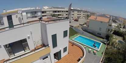 Hundehotel - Pool - Außenansicht unserer großzügigen Villa mit Pool und vielen sonnigen Terrassen. - Slide Surfcamp