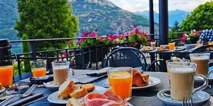 Hundehotel - Umgebungsschwerpunkt: Fluss - Italien - Frühstück auf der Terrasse mit Blick auf den See - Hotel Saligari
