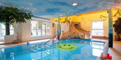 Hundehotel - Schwerpunkt: exklusive Unterkunft - Smileys Kinderhotel Hallenbad - Smileys Fluss Chalet